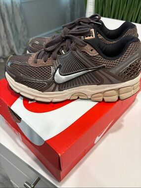Nike Zoom Vomero 5 Box Label - Baroque Brown/Chrome
